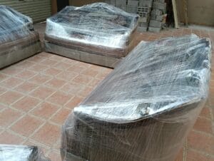 مجموعة من الأثاث المغلف والجاهز للتخزين في مستودعات آمنة